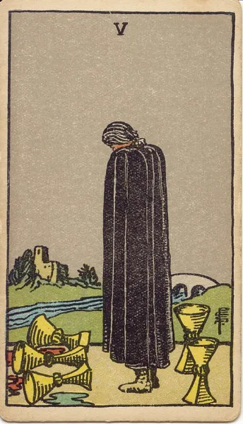 Cinco de Copas, carta del tarot Rider-Waite-Smith ilustrada por Pamela Colman Smith (1909)