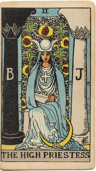 La Sacerdotisa, carta del tarot Rider-Waite-Smith ilustrada por Pamela Colman Smith (1909)