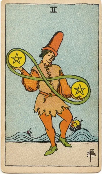 Dos de Oros, carta del tarot Rider-Waite-Smith ilustrada por Pamela Colman Smith (1909)
