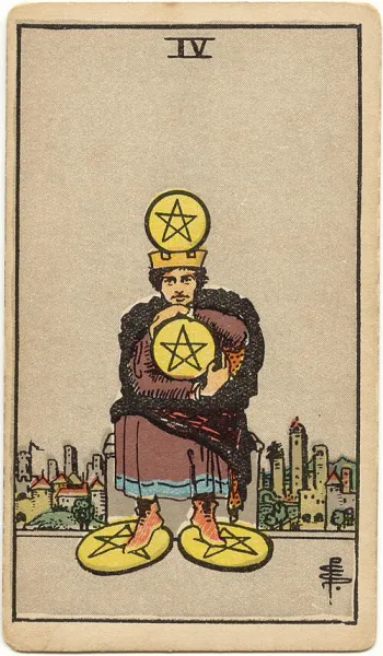 Cuatro de Oros, carta del tarot Rider-Waite-Smith ilustrada por Pamela Colman Smith (1909)