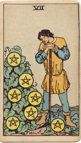 Siete de Oros, carta del tarot Rider-Waite-Smith ilustrada por Pamela Colman Smith (1909)