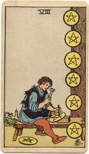Ocho de Oros, carta del tarot Rider-Waite-Smith ilustrada por Pamela Colman Smith (1909)