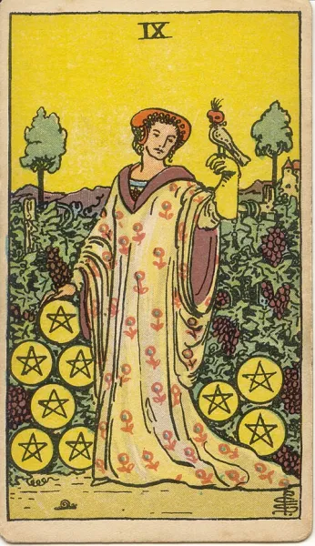 Nueve de Oros, carta del tarot Rider-Waite-Smith ilustrada por Pamela Colman Smith (1909)