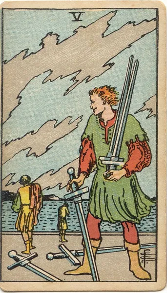 Cinco de Espadas, carta del tarot Rider-Waite-Smith ilustrada por Pamela Colman Smith (1909)
