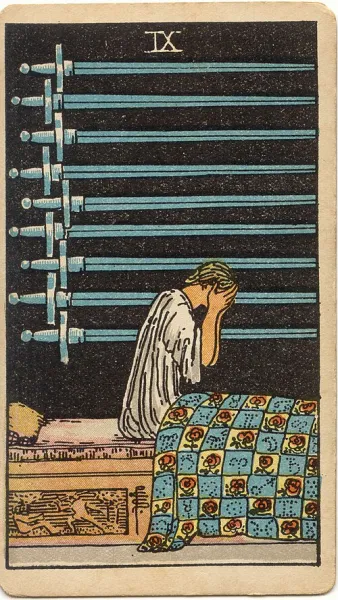 Nueve de Espadas, carta del tarot Rider-Waite-Smith ilustrada por Pamela Colman Smith (1909)
