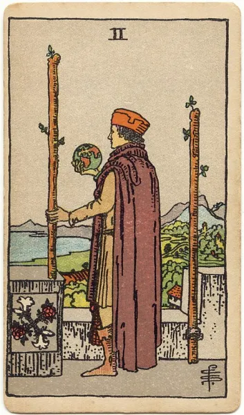 Dos de Bastos, carta del tarot Rider-Waite-Smith ilustrada por Pamela Colman Smith (1909)