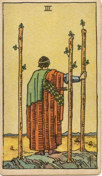 Tres de Bastos, carta del tarot Rider-Waite-Smith ilustrada por Pamela Colman Smith (1909)