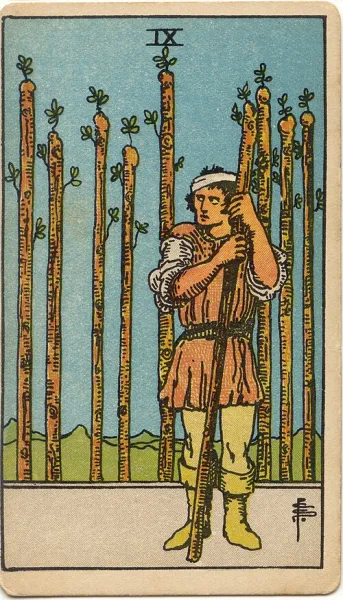 Nueve de Bastos, carta del tarot Rider-Waite-Smith ilustrada por Pamela Colman Smith (1909)
